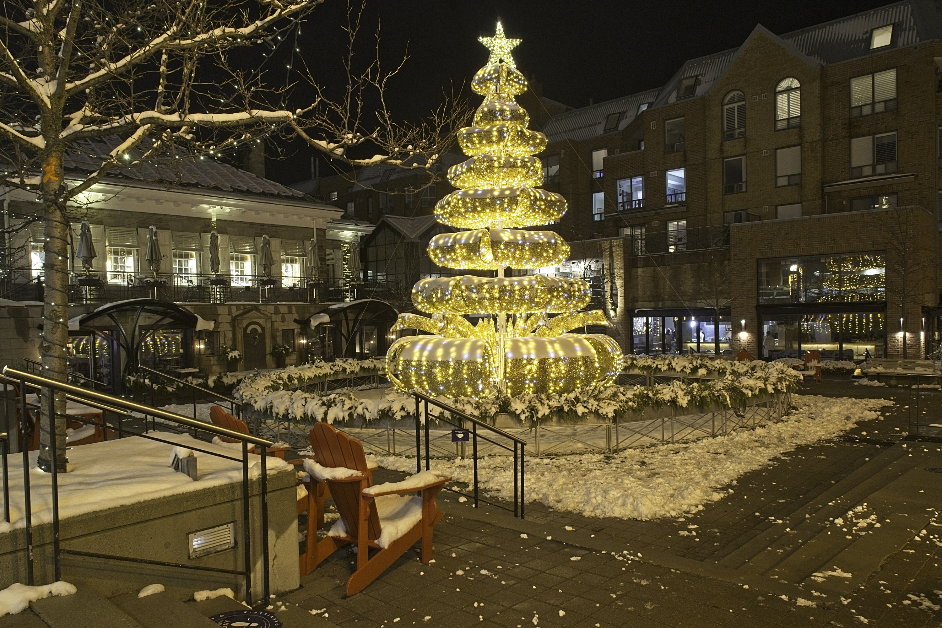 Downtown Oakville Ribbon Christmas Tree Light | Marcel Painchaud
